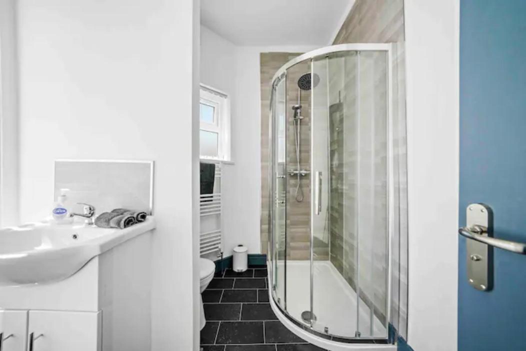 Modern Equipped 4 Bedroom House In Central Stoke-Free Parking المظهر الخارجي الصورة