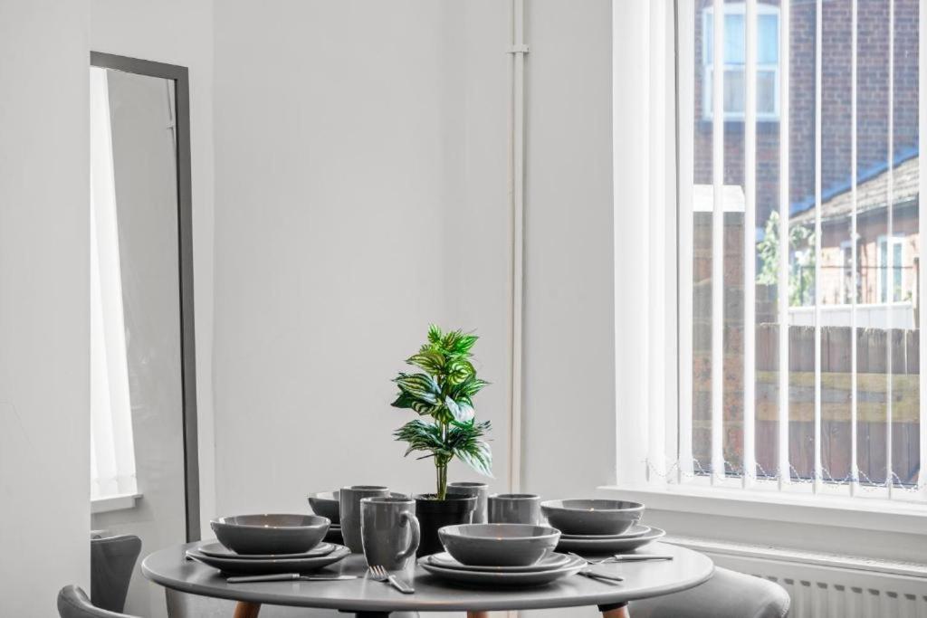 Modern Equipped 4 Bedroom House In Central Stoke-Free Parking المظهر الخارجي الصورة