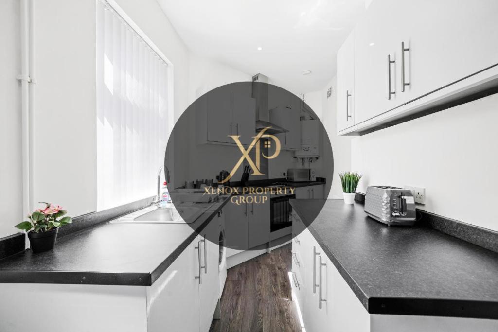 Modern Equipped 4 Bedroom House In Central Stoke-Free Parking المظهر الخارجي الصورة